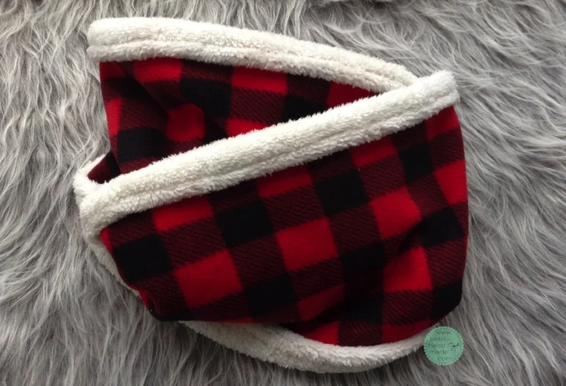buffalo plaid, buffalo plaid fleece, buffalo plaid scarf and mitts, buffalo plaid winter accessories, red and black, red and black plaid, winter accessories, fashionable winter accessories, stocking stuffer, stocking stuffer ideas, DIY scarf and mittens, sewing, sewing project, warm scarf and mittens, scarf and gloves, infinity scarf, gifts for moms, gifts for sister, gifts for kids, gifts for grandmothers, gifts for wife, gifts for aunts, gift ideas, great gift ideas, winter necessities, sewing with fleece, handmade, handmade fashion, bidziu handmade, bidziuhandmade