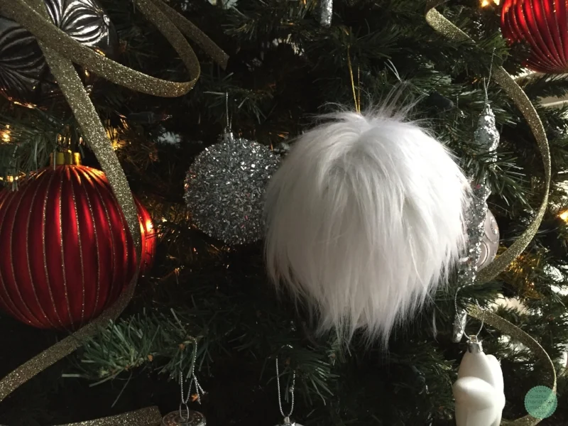 Faux fur ornaments, DIY faux fur ornaments, DIY fur ornaments, DIY fur Christmas balls, faux fur Christmas ornaments, faux fur Christmas balls, white Christmas decorations, DIY Christmas decoration, DIY Christmas decor, glamorous Christmas decor, fur ornaments, fur christmas balls, DIY Christmas project, homemade holiday decor, home made Christmas ornaments, handmade Christmas ornaments, handmade holiday decor, handmade holiday ornaments, handmade tree ornaments, bidziu handmade, bidziuhandmade