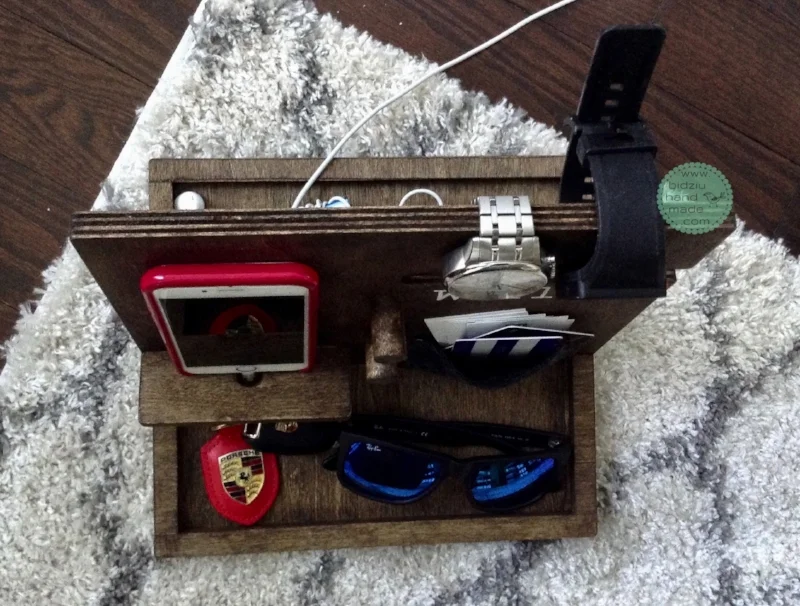 docking station, cell phone docking station, cell phone organization station, cell phone holder, desk organizer, night stand organizer, gifts for parents, gifts for mom, gifts for dads, gifts for grandparents, gifts for grandma, gifts for grandpa, gifts for bothers, gifts for men, gifts for guys, gifts for women, gifts for girls, gifts for teens, handmade gifts, handmade wood projects, wood projects, perfect gift, useful gifts, customized gifts, phone caddy, desktop caddy, bidziu handmade, bidziuhandmade