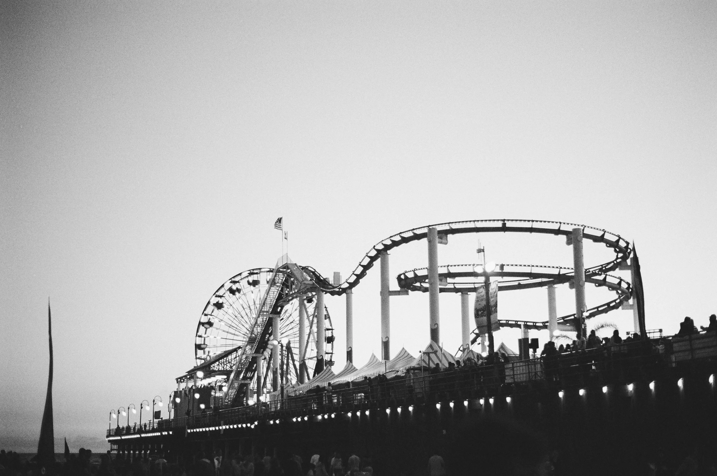 black-and-white-people-pier-crowd-ferris-wheel-carnival-1094530-pxhere.com.jpg