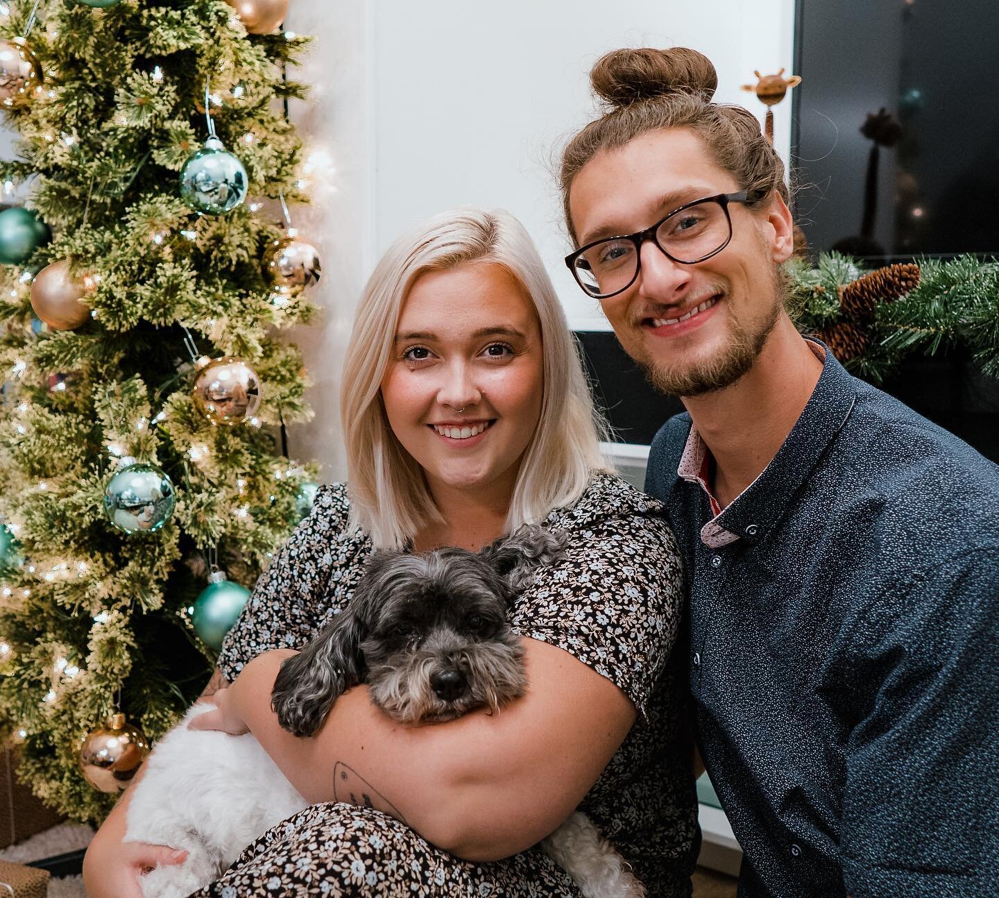 I put on makeup for the first time since covid sooooooo we obviously had to make a photo shoot out of it 💃🏼🥰 cute lil family Christmas family photo! Suki looks so unimpressed 😂