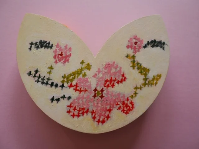 GOST_Naomi Zouwer_Cross stitch on cream.jpg