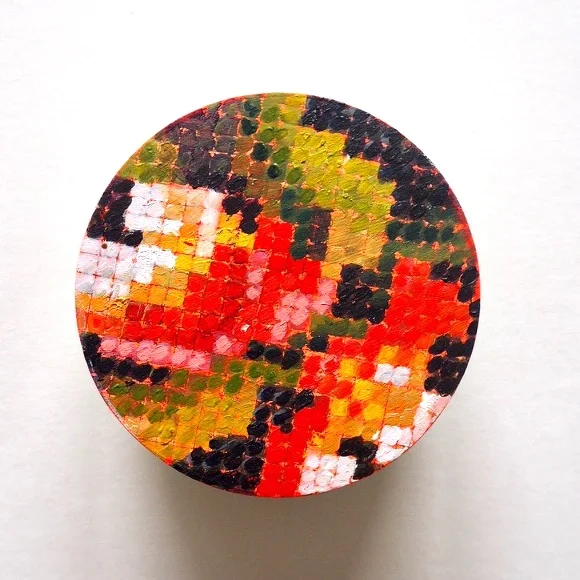 GOST_Naomi Zouwer_Black and Red cross stitch_small round.jpg