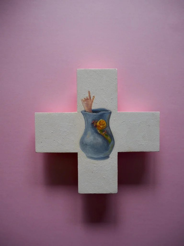 GOST_Naomi Zouwer_Blue vase and broken dolls arm_cross.jpg