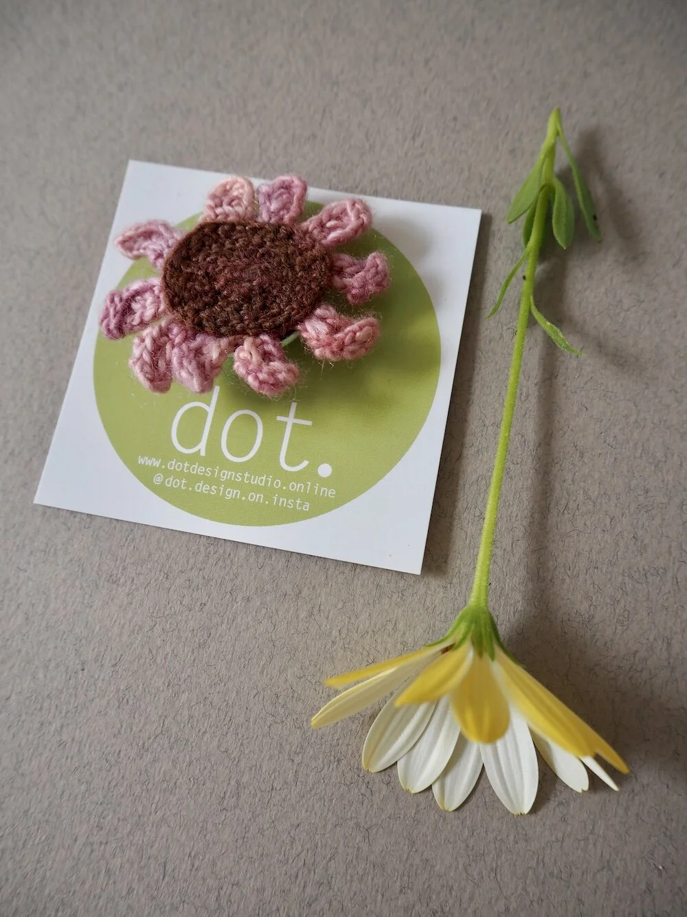 GOST_Dot Design_Daisy brooch small pink with reddish pollen_4cm_low res.jpeg