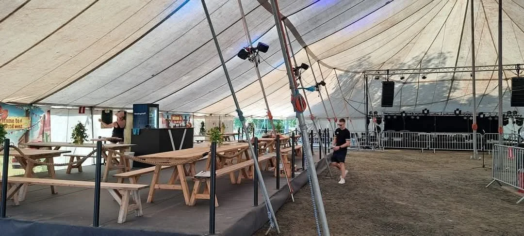 Tapahtumateltta, johon on rakennettu ravintola-alue pitkine pöytineen, valotekniikoineen ja esiintymislavalla suurempiin yleisötapahtumiin.