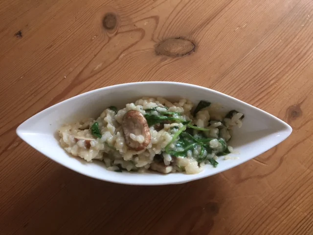 Risotto met paddenstoelen, zongedroogde tomaatjes en rucola