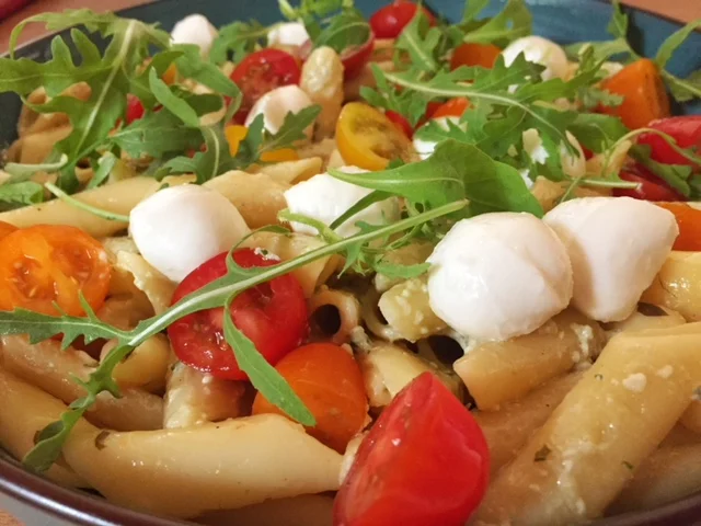 Penne met verse pesto, kerstomaatjes, mozarella en rucola