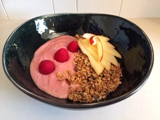 Smoothie van appel en rode vruchten met vanille-granola