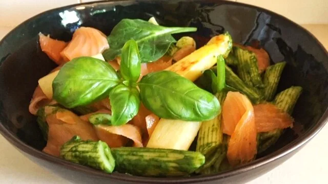 Penne met spinaziecrème, asperges en gerookte zalm