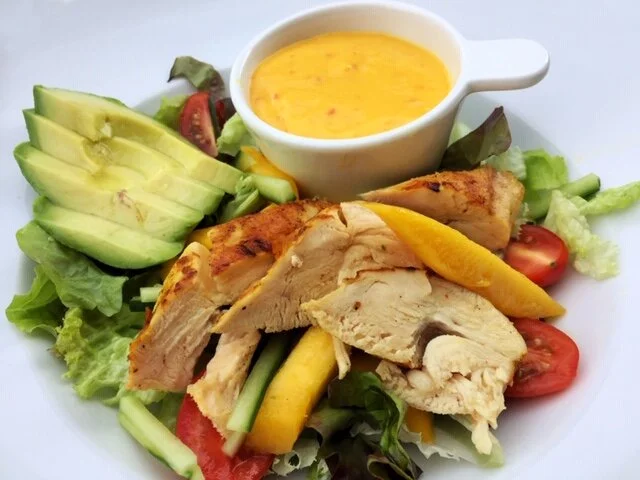 Slaatje met sous-vide kip en mangodressing