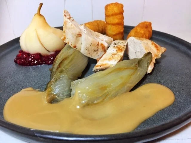 Parelhoen fine champagne, witloof, peertjes en veenbessen