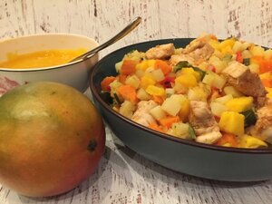 Gemengde groenten, mangosalsa en kippenblokjes