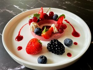 Aardbeienmousse met rood fruit