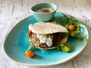 Lamsburger met muhammara en yoghurtsaus in een pitabroodje