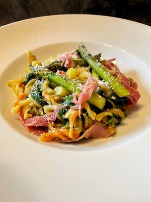 Fusilli met groene asperges, spinazie en rauwe ham