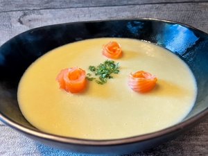 Prei-mosterdsoep met gerookte zalm