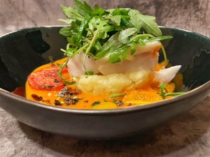 Kabeljauwhaasje met Brie, puree, rucola en pittige tomatensaus