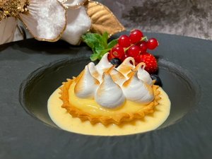 Taartje met lemon curd, crème anglaise en afgebrande meringue