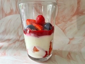 Vanillepudding, speculooscrumble, coulis en rode vruchten