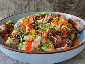 Rijst met goentjes, gehaktballen en pittige sticky saus Rijst met goentjes, gehaktballen en pittige sticky saus