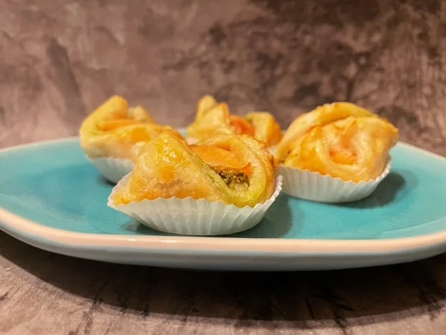 Bladerdeeghapje met zalm en pistache-dillepesto