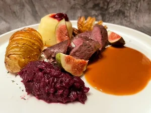Haasfilet, veenbes, appel, rode kool, hasselback-aardappel en saus grand veneur Haasfilet, veenbes, appel, rode kool, hasselback-aardappel en saus grand veneur