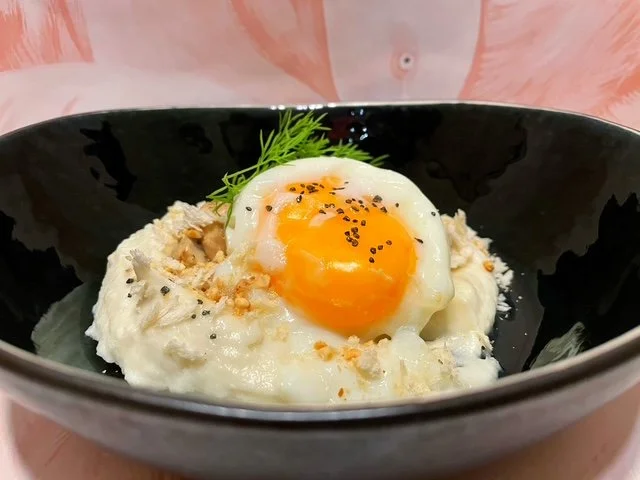 Gepocheerd ei met bloemkoolcrème en gebakken paddenstoelen