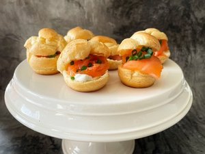 Soesjes met kruidenkaas en gerookte zam