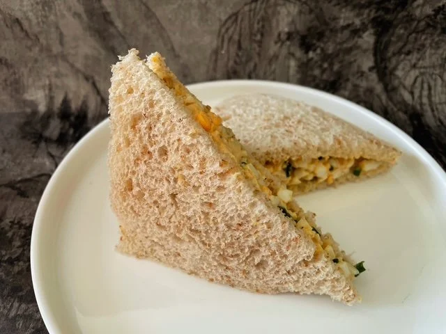 Boterhamdriehoekjes met eiersalade