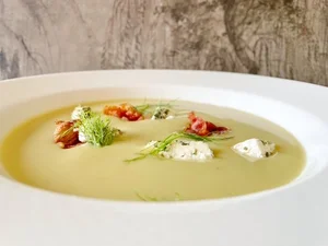 Venkel-preisoep met Italiaanse ham en Troyes aux Herbes