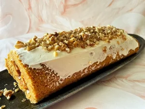 Rolbiscuit met wortel, sinaas en walnoten