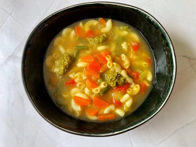 Maaltijdsoep met pistachepesto