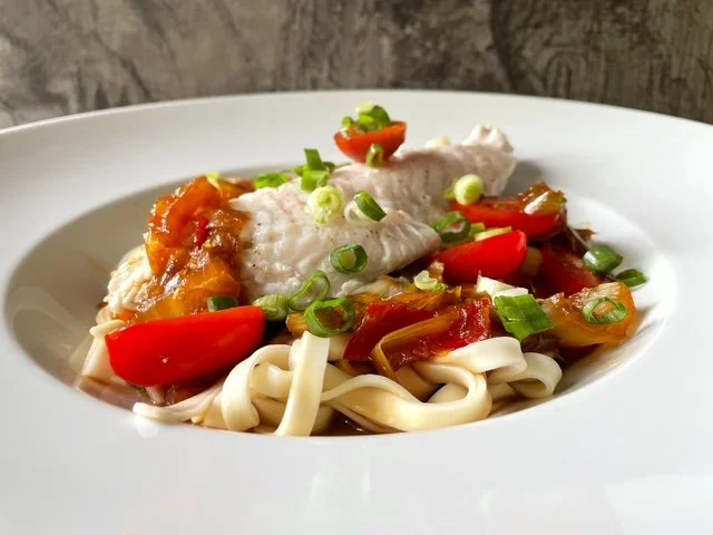 Udonnoedels met vis en oosterse saus