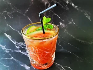 Mocktail van watermeloen en tonic