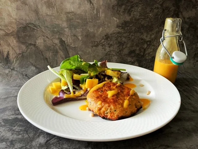 Kip/wortelburger met mangodressing