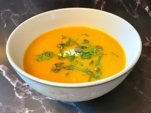 Soep van pompoen, zoete aardappel en linzen Soep van pompoen, zoete aardappel en linzen