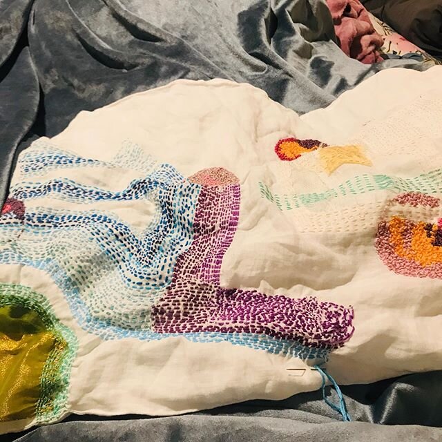 New developments in this collaborative piece of by @dierdre_pearce  and I.....#lockdownsessions #stitching #facetimesession #kanthastitch #straightstitch