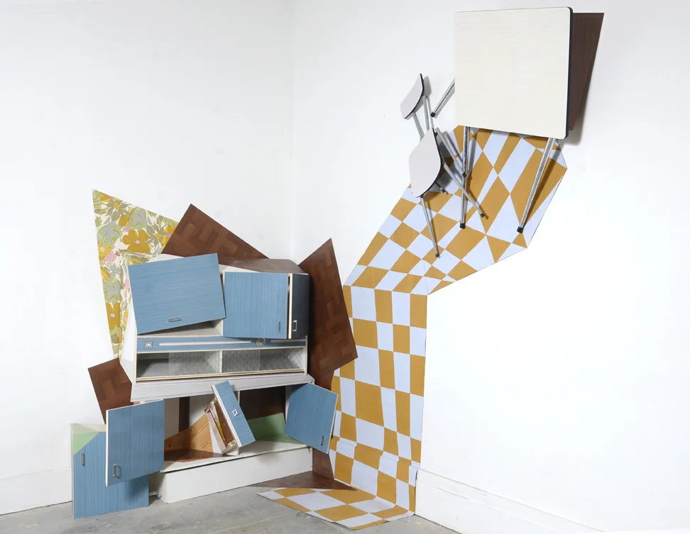 The slant point: Formica furniture, linoleum, wall paper , wood, chair, table, tarpaulin, installation in situ. 425x395x325 cm