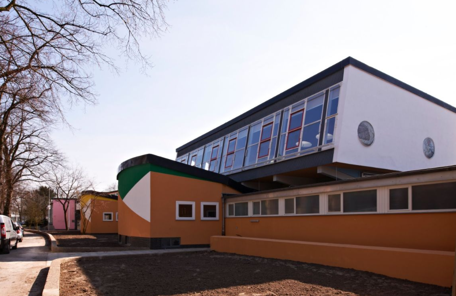 Училище Geschwister-Scholl-Schule, проект на Hans Scharoun от 1962 г., реновирано през 2013 г. (Lünen, Германия)
