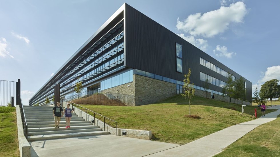 Гимназия Fayetteville, проект на Hight Jackson Associates с участието на DLR Group и Marlon Blackwell Architects, 2015 (Файетвил, Арканзас)