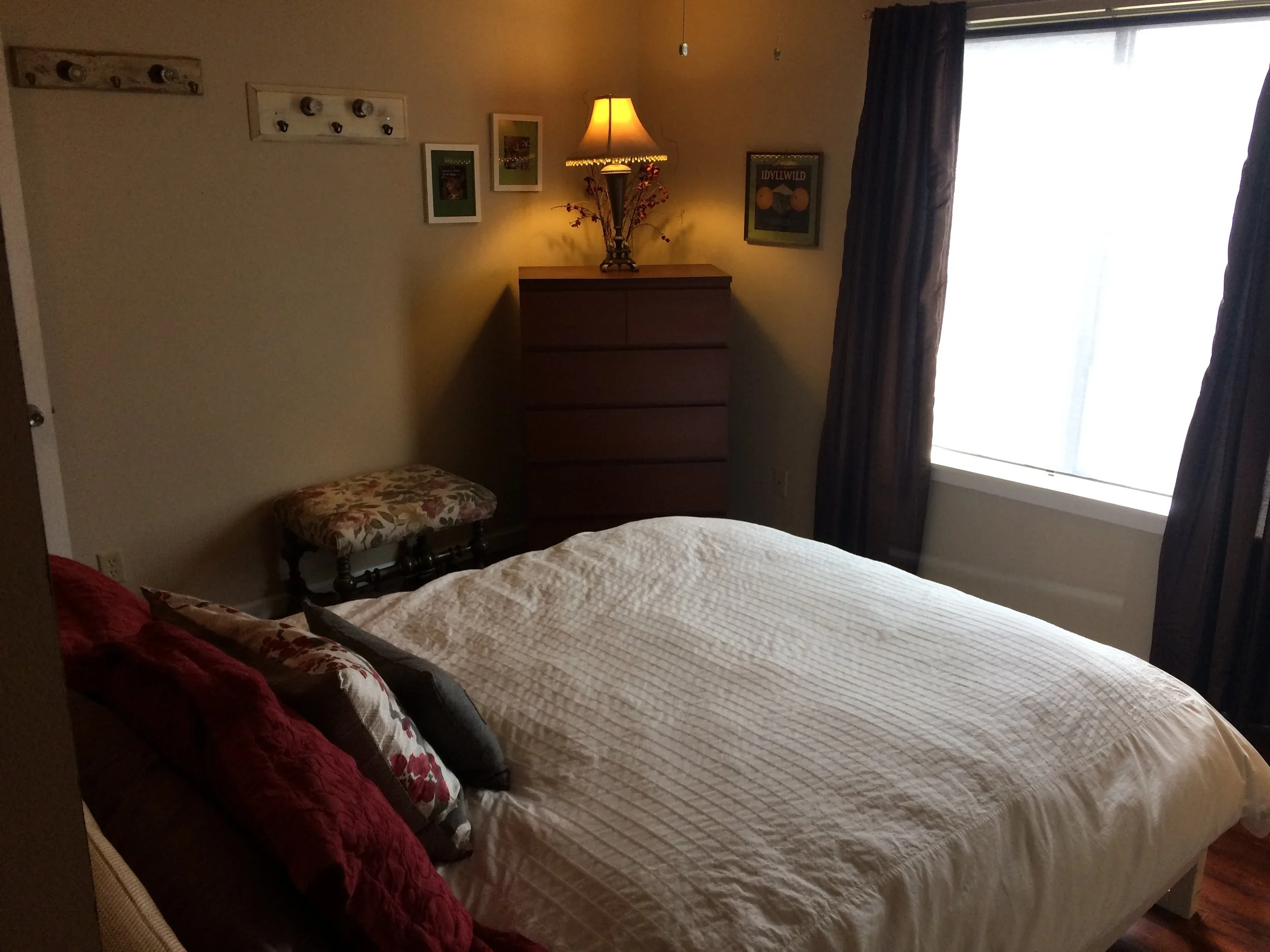 Master bedroom (queen bed)