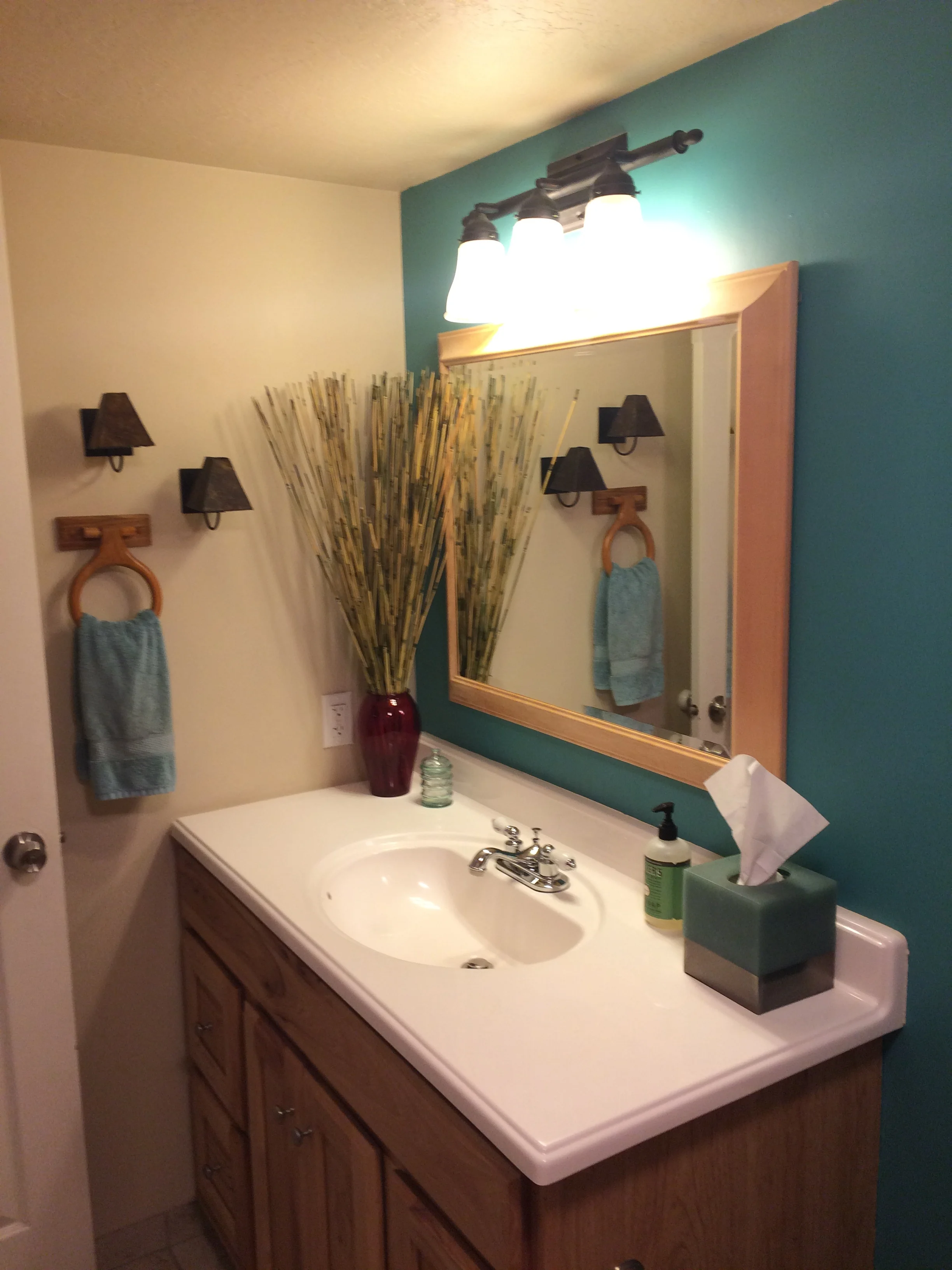 Hall bathroom (full bath)