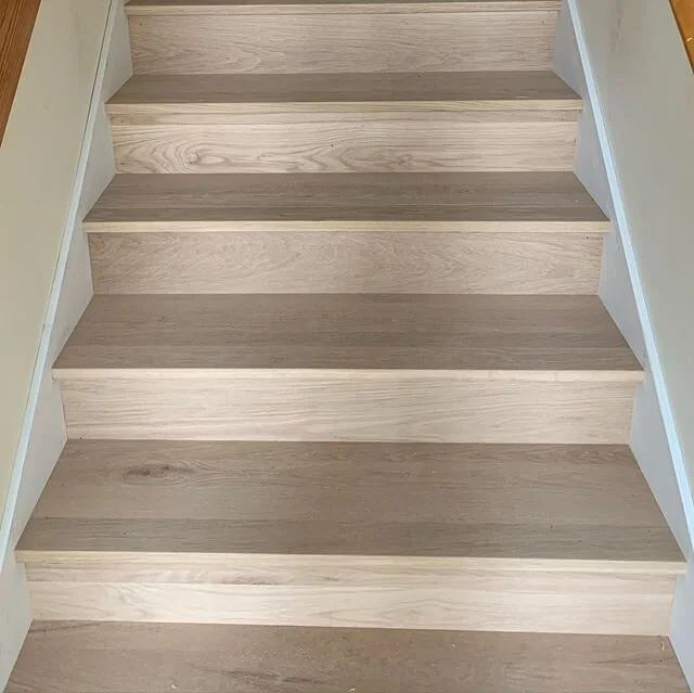 When the client is adamant on not having trim or gaps... no problem 👍🏻 #nottightnotright #riseandrunsc #riseandrunstairworks #whiteoakstairs