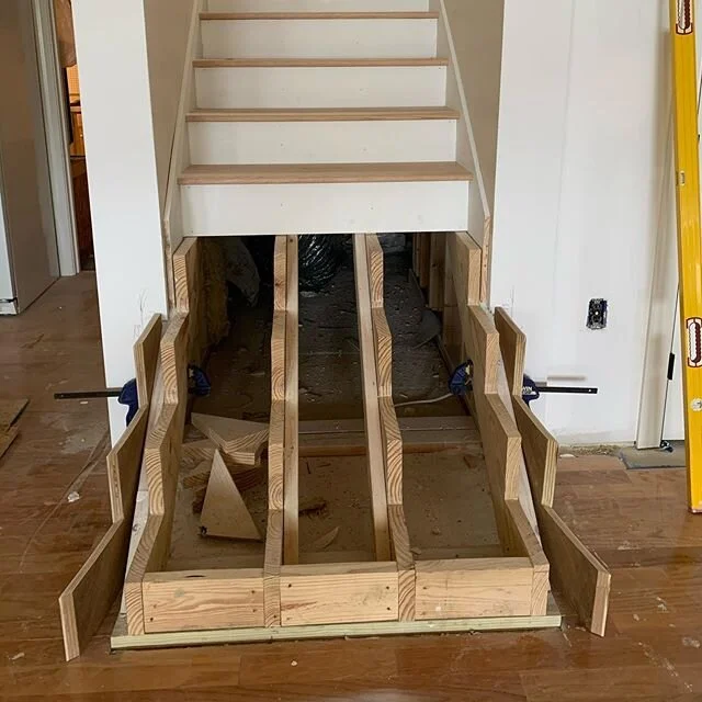 Let&rsquo;s drop in three bowed flared treads to give this #modernstaircase a bit of an accent. Letting these rails sit over the weekend and coming back on Monday to wrap this one up. 🤙🏻 #keoweekey #keoweekeysc #riseandrunsc #riseandrunstairworks
