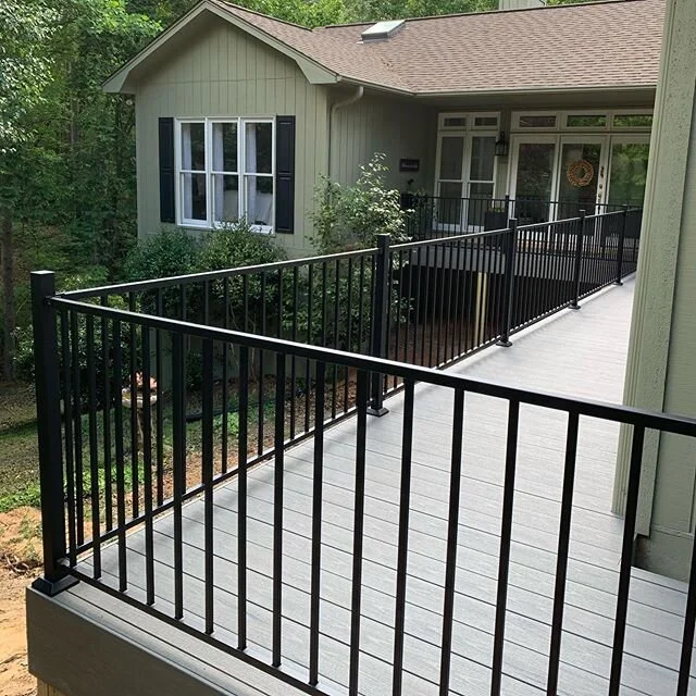 Nice beautiful day to cap off the week! Got these rails up before the weekend so the home owners can enjoy their new entry way.
#keoweekey #keoweekeysc #porchrailing #riseandrunsc #riseandrunstairworks