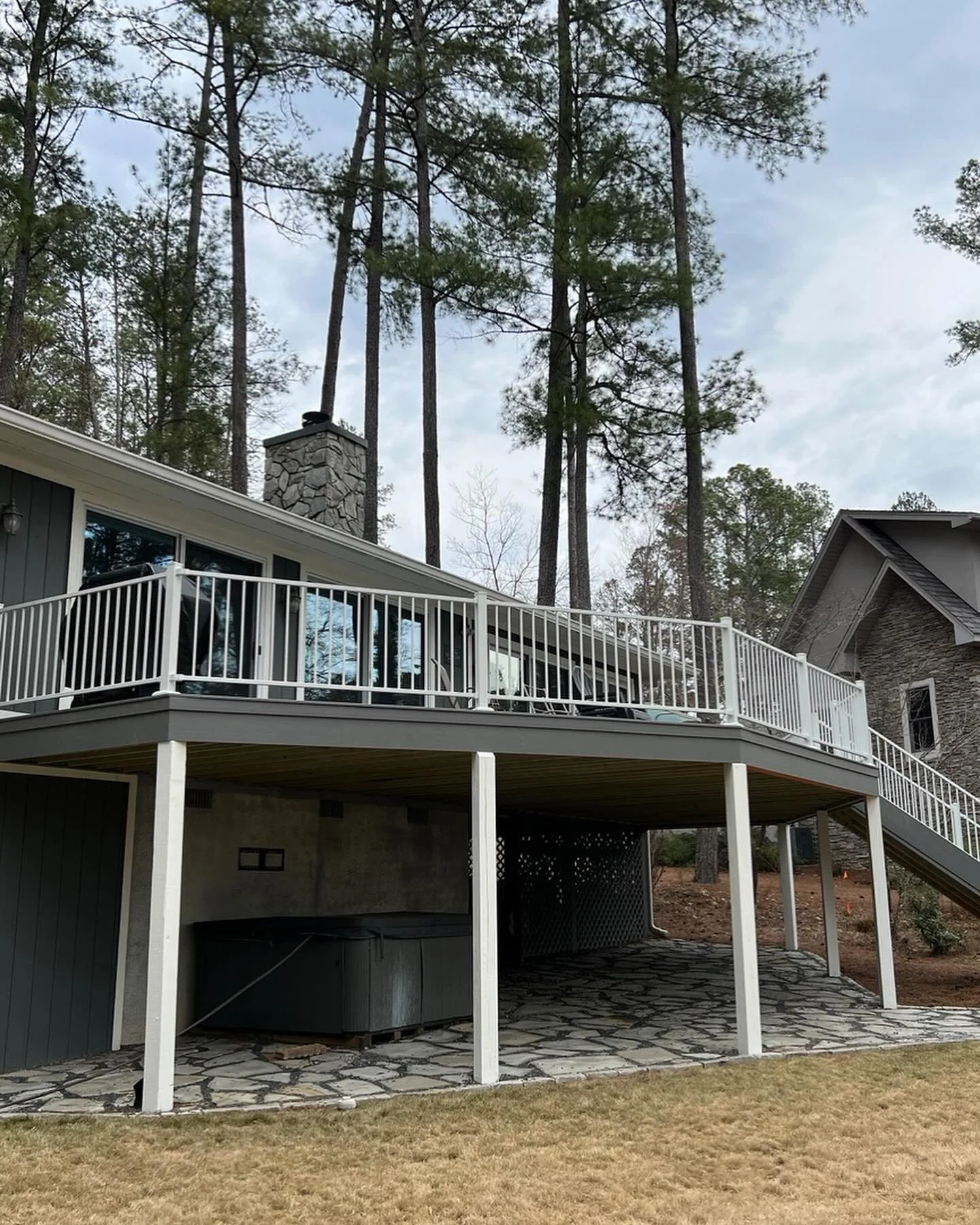 Aluminum exterior railing for a #keoweekey lake front house.