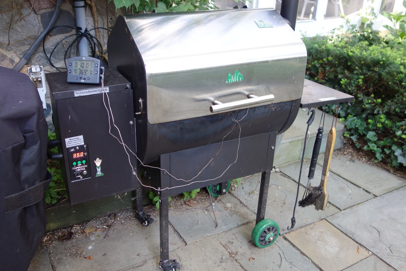 Here's the Smoke hard at work. My pork (upper channel) is at 101F degrees, with the alarm set to go off when it reaches 130 so I can monitor things for the last few minutes of the cook. The 2nd channel tells me that the temperature at the grill surface is 369. You can see my pellet smoker is set to 350, so that's reasonably close. 