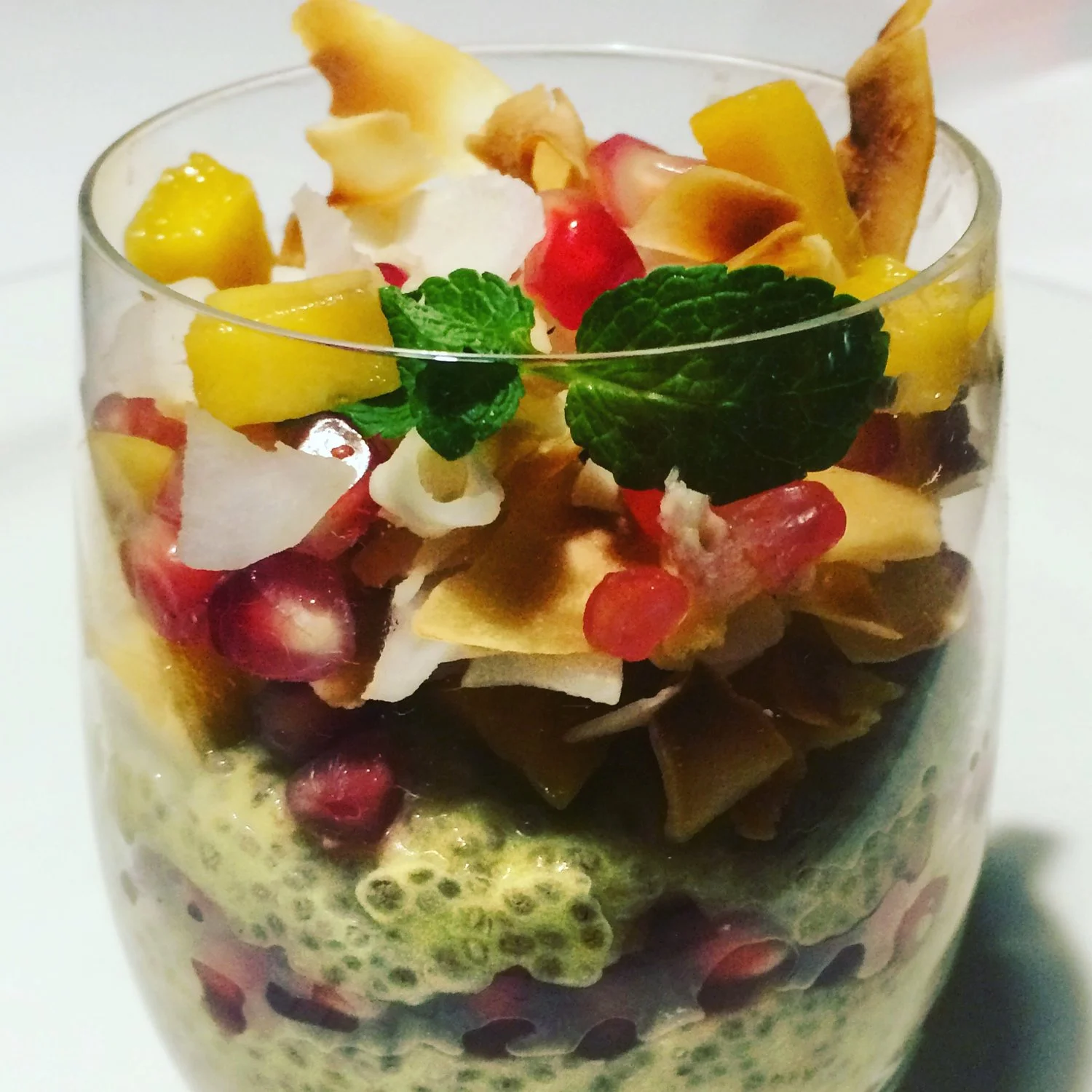This mango and coconut chia pudding is an anti-inflammatory hero, unexpected from such a delicious dessert!