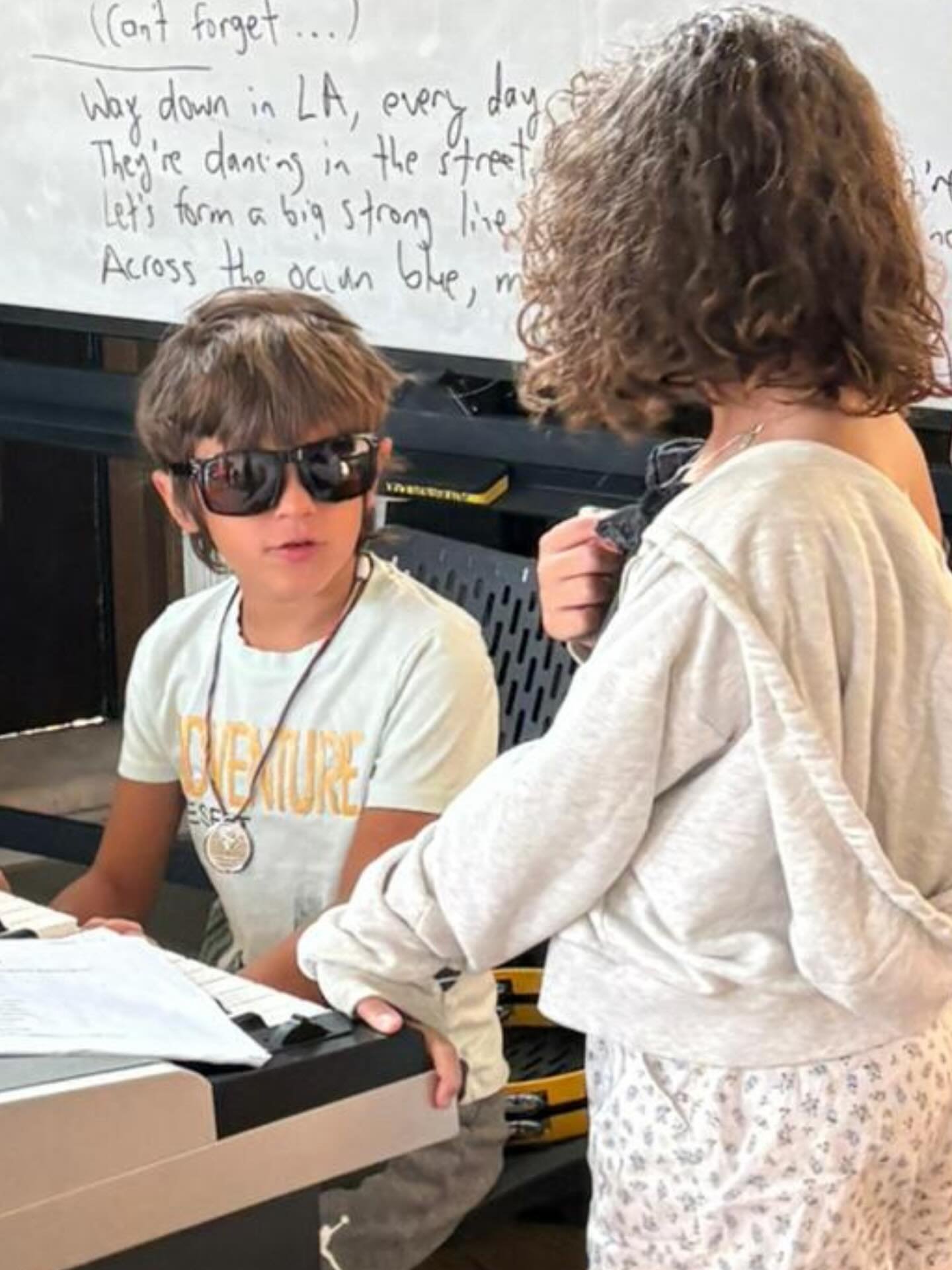 🎙️+ 🎹 + 🕶️ = 🆒